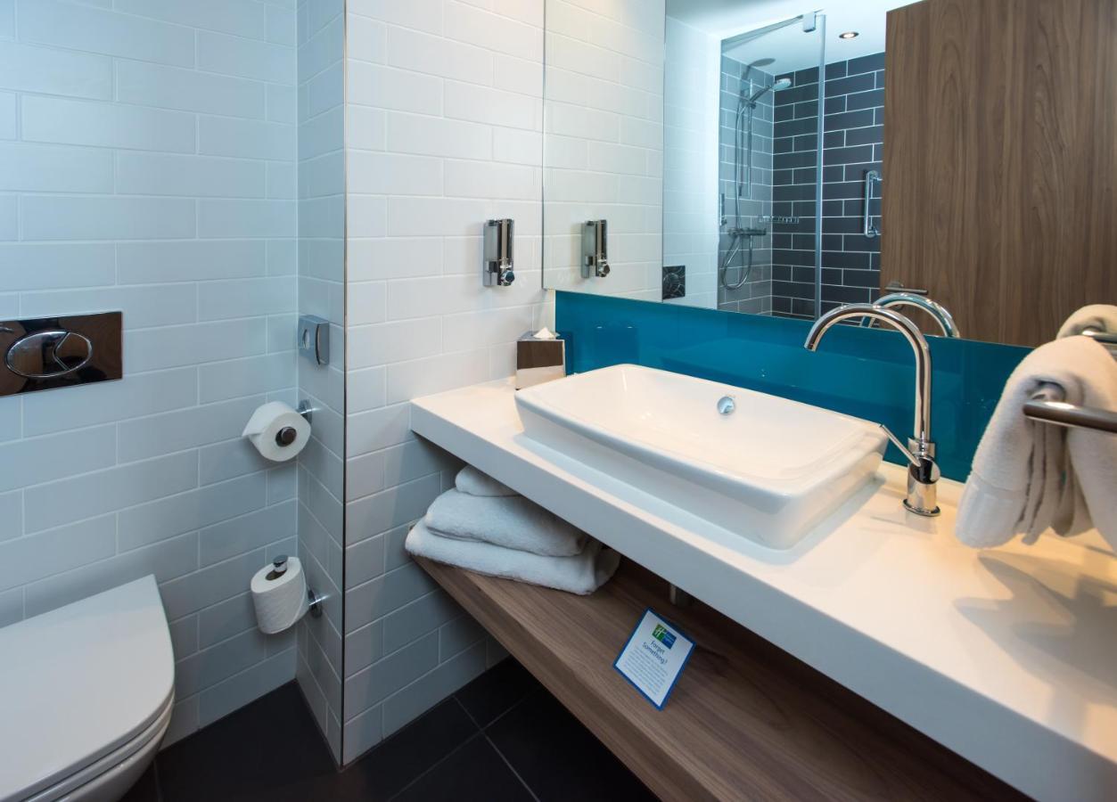 Holiday Inn Express - Bicester By Ihg Bagian luar foto