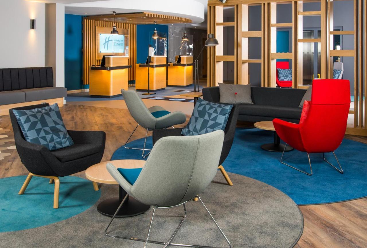 Holiday Inn Express - Bicester By Ihg Bagian luar foto