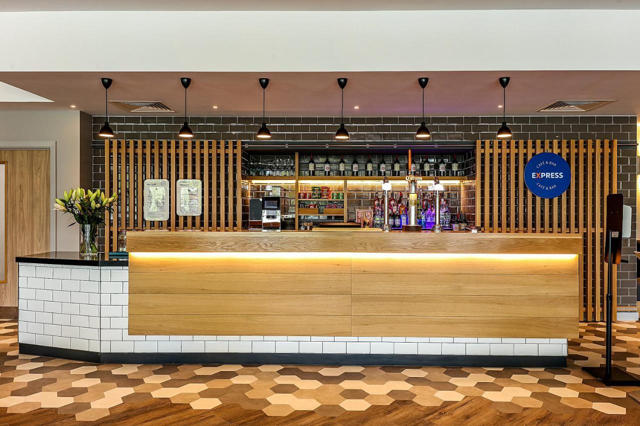 Holiday Inn Express - Bicester By Ihg Bagian luar foto