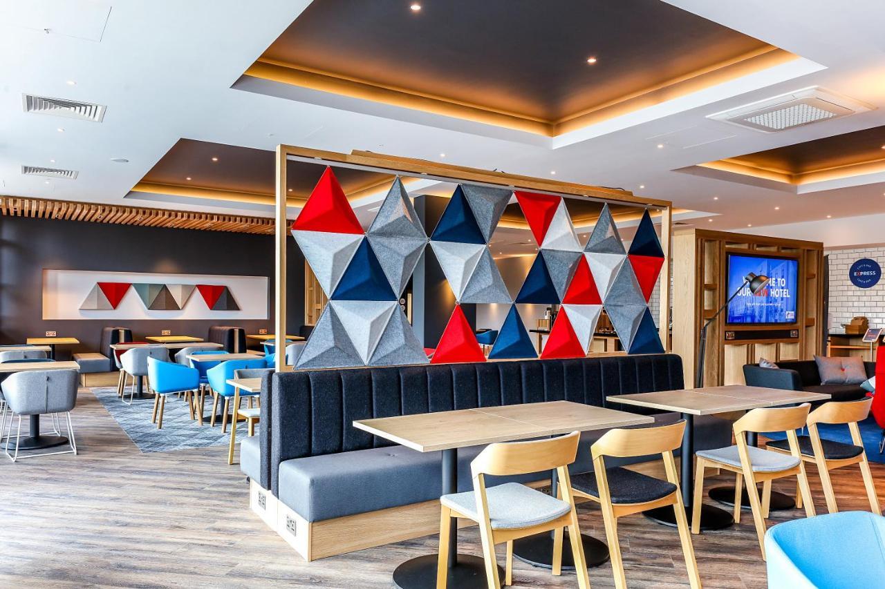 Holiday Inn Express - Bicester By Ihg Bagian luar foto