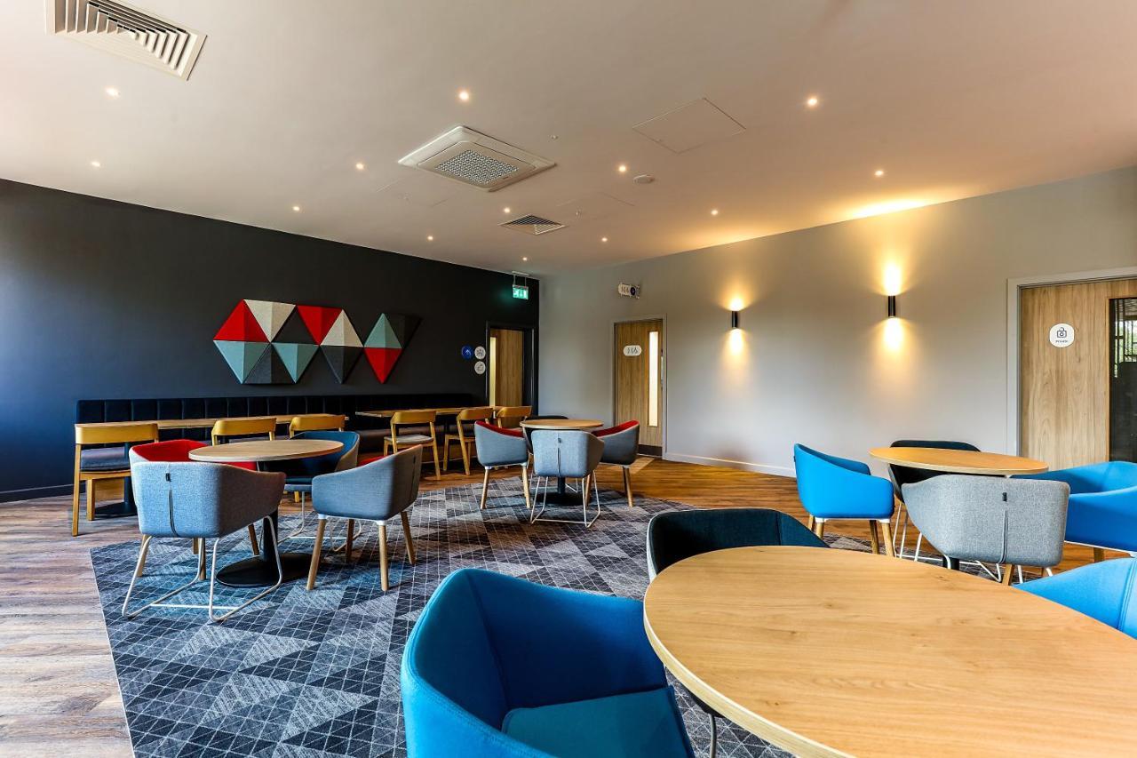 Holiday Inn Express - Bicester By Ihg Bagian luar foto
