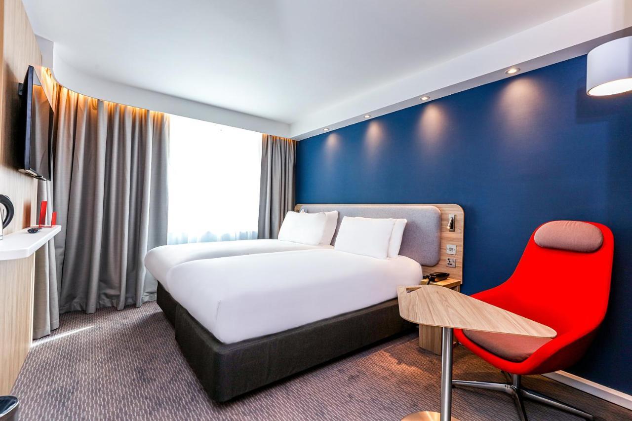 Holiday Inn Express - Bicester By Ihg Bagian luar foto