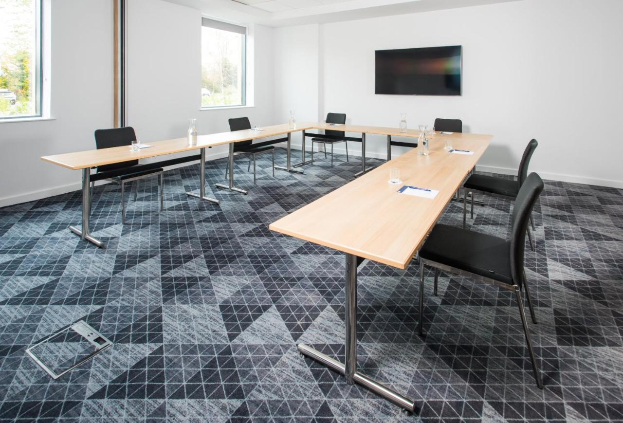 Holiday Inn Express - Bicester By Ihg Bagian luar foto