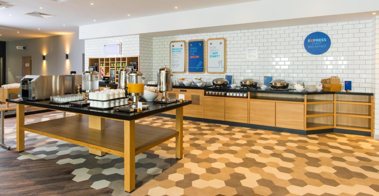 Holiday Inn Express - Bicester By Ihg Bagian luar foto
